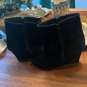 Adorable black booties!